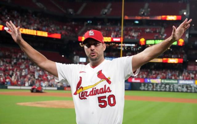 St. Louis Cardinals starting pitcher Adam Wainwright wipes his