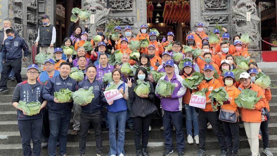 新北市議員林金結、太太潘素文發起義賣高麗菜助菜農，在三峽、土城區都獲熱情迴響。   圖：林金結服務處提供