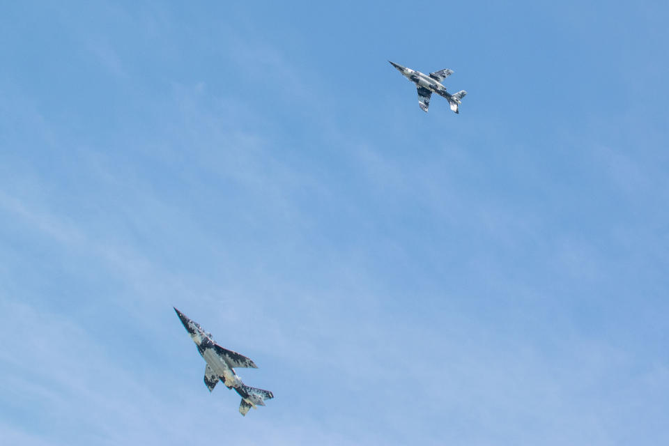 Zwei blau-weiße Tarnjets fliegen am blauen Himmel.