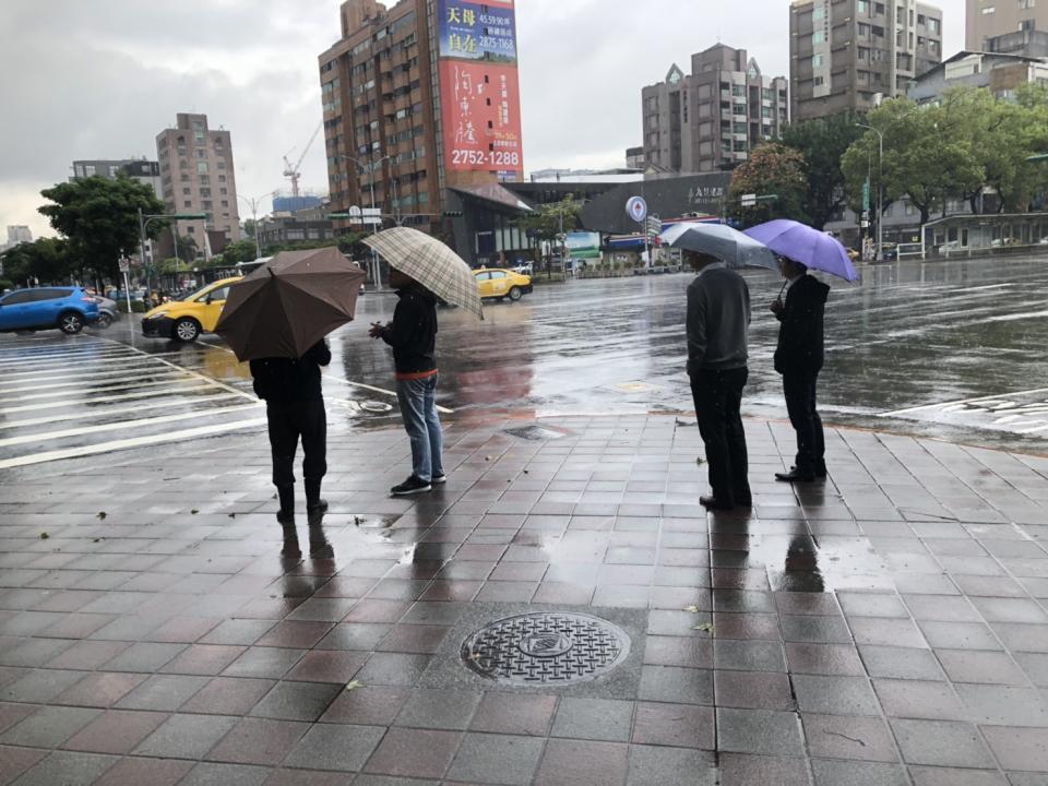 今日因大氣環境不穩定，全台水氣依舊偏多，各地都有降雨機會。   圖：張嘉哲/攝