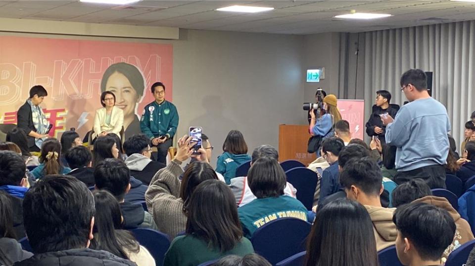 民進黨副總統候選人蕭美琴（後中）25日晚間在新竹市舉辦「蕭美琴新竹青年見面會」，並與青年學生現場問答座談。（陳育賢攝）