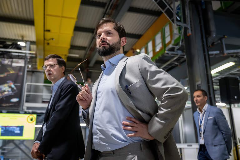 El presidente chileno, Gabriel Boric, observa durante su visita al CERN (Organización Europea para la Investigación Nuclear) en Meyrin, cerca de Ginebra, el 19 de julio de 2023