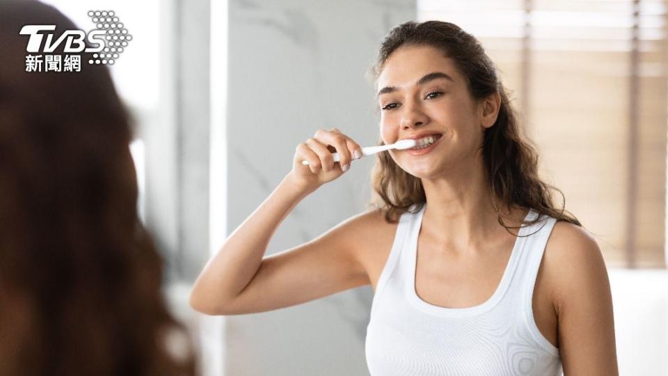 飯後立刻刷牙容易使食物中的酸性物質損耗牙齒琺瑯質。（示意圖／shutterstock達志影像）