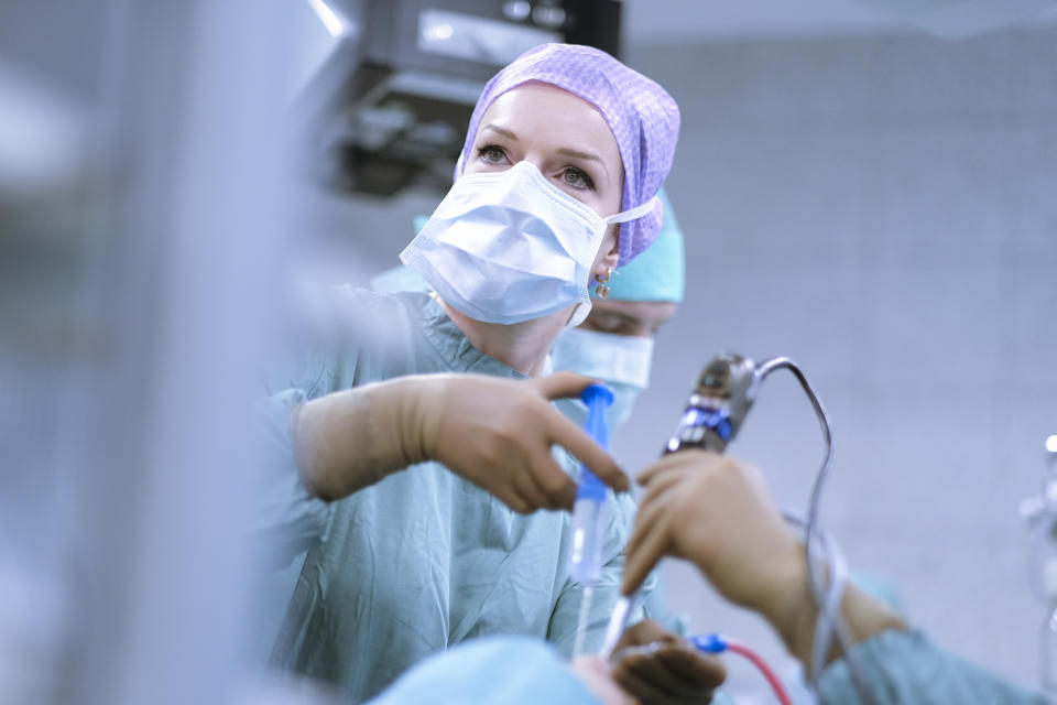 Bei der Laparoskopie wird ein Endoskop in die Bauch- oder Beckenhöhle eingeführt. Die Operation findet unter Vollnarkose statt. (Bild: Getty Images)