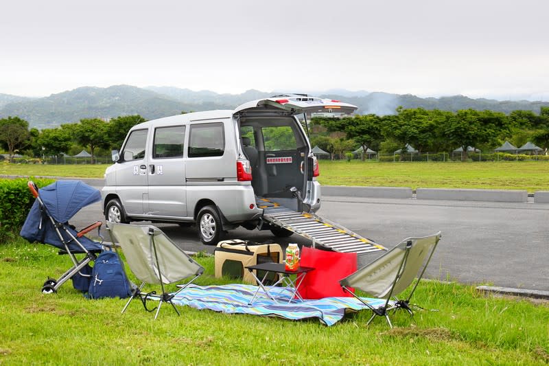 受惠於更省力的活動式坡道設計，一切設有輪子的諸如單車、推車、嬰兒車或兒童電動車都能輕鬆取置，甚至就連大型犬或野餐、露營用具也完全難不倒菱利A180福祉車。