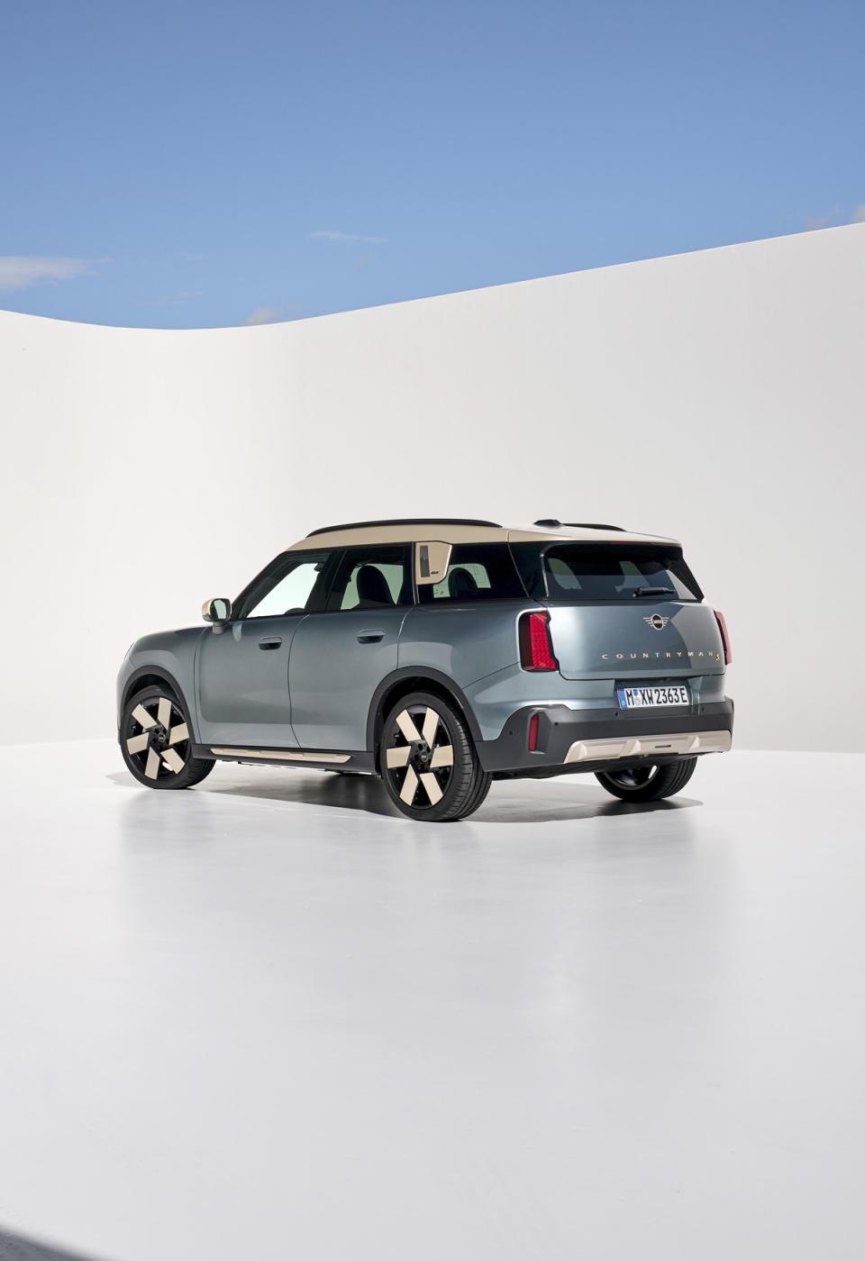 MINI Countryman 的整體設計仍維持品牌貫有的比例：短前懸、長軸距以及比例較大的輪圈。全新的 MINI 越野風格產生讓人耳目一新的對比，立即感受其強烈的品牌識別度。