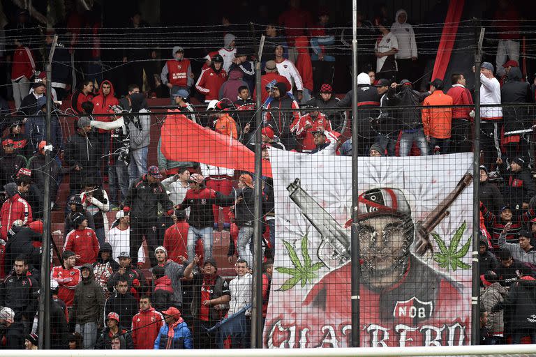 En la barra brava de Newell's, apología de las armas, la marihuana y "Cuatrero", Matías Franchetti, asesinado en 2016 y miembro de la banda narco Carbón Blanco, que enviaba cargamentos de cocaína a España y Portugal.