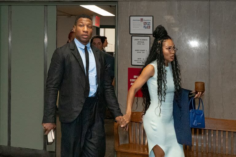 Jonathan Majors junto a su actual novia, al momento de finalizar el juicio por agresión y acoso