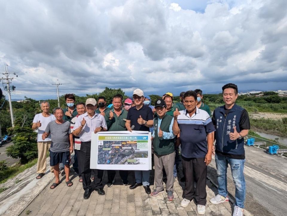 ▲劉建國邀第5河川分署會勘河川及排水，盼早日改善居民生活。(記者劉春生攝)