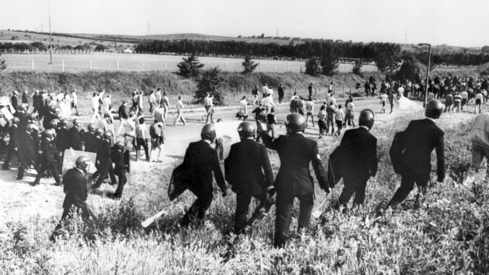 Riot police and miners at Orgreave