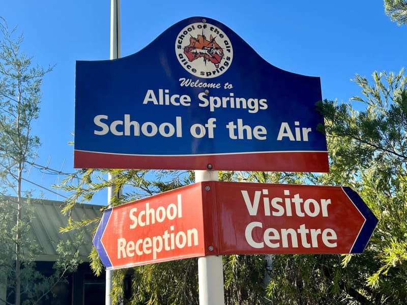 A sign points to the entrance to the School of the Air in Alice Springs, which provides distance learning to children in the Outback. Carola Frentzen/dpa