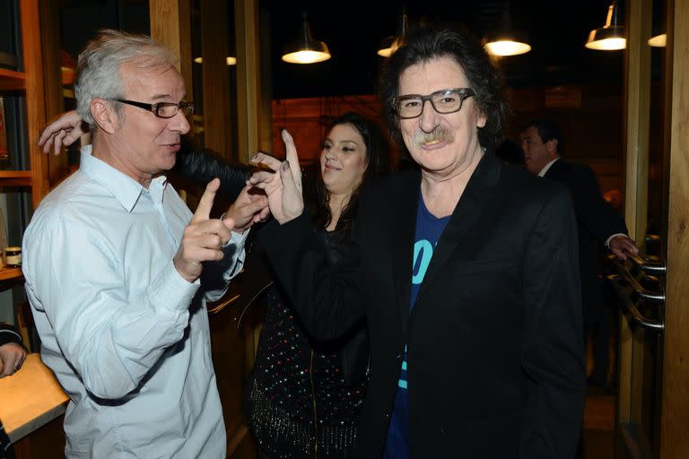 Charly en su cumpleaños de 2013, con su hermano Daniel. Detrás de ellos asoma Mecha lñigo, novia de Charly