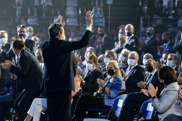 Il presidente del consiglio Mario Draghi saluta i presenti, a seguito di un lungo applauso a lui rivolto durante l’Assemblea 2021 di Confindustria, Roma 23 settembre 2021. ANSA/FABIO FRUSTACI (Photo: FABIO FRUSTACI/ANSA)