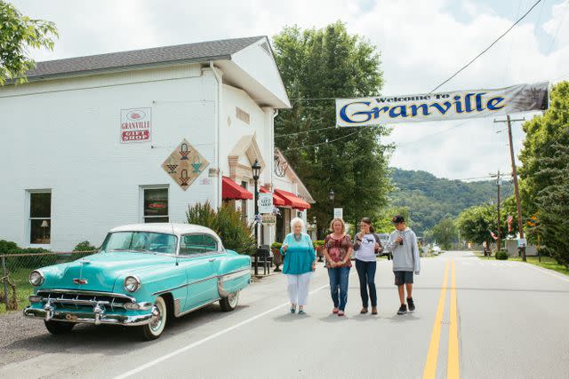 <p>TENNESSEE TOURISM</p>