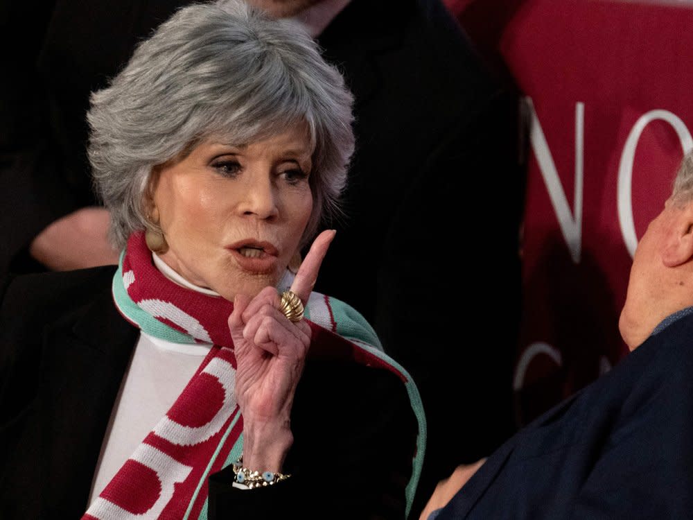 Stargast Jane Fonda wies Richard Lugner bei der Präsentation erst mal zurecht. (Bild: Getty Images/ JOE KLAMAR / AFP )