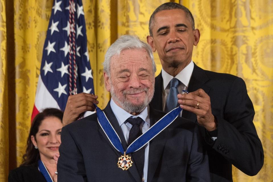 El expresidente Barack Obama otorgándole la Medalla de la Libertad al compositor teatral y letrista Stephen Sondheim en la Casa Blanca, el 24 de noviembre de 2015 (AFP via Getty Images)