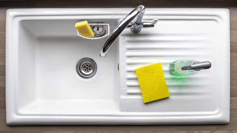 Kitchen sink with sponges