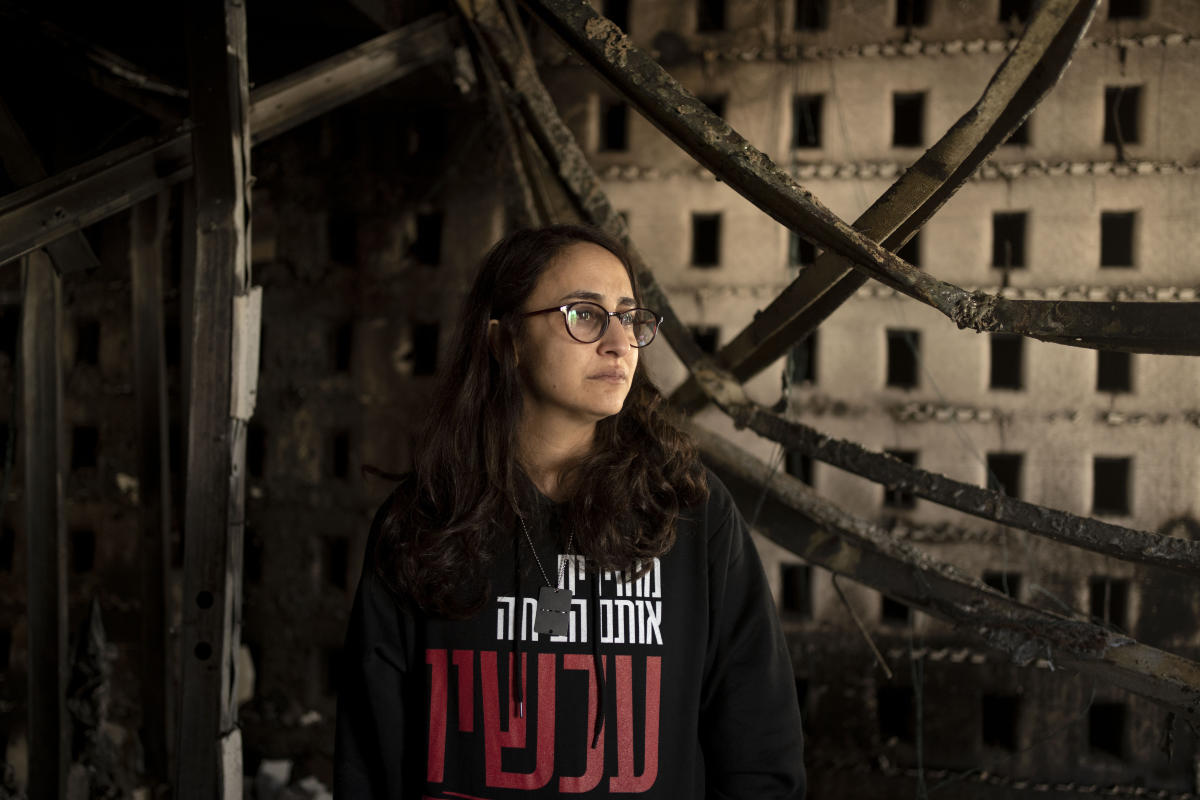 Освободена израелска заложница преживява отново ужасите на пленничеството и страховете за съпруга си, който все още е държан в Газа