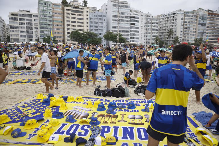 Un improvisado puesto de merchandising xeneize en las playas de Copacabana, en Río de Janeiro