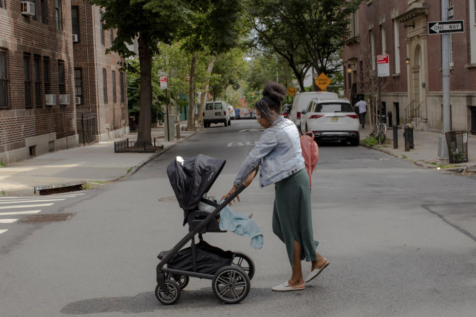 Carrie Keefe camina con su hija de cinco meses de edad, Lily Thibodeau, en Turners Falls, Massachusetts, el 8 de junio de 2023. (Sophie Park/The New York Times).