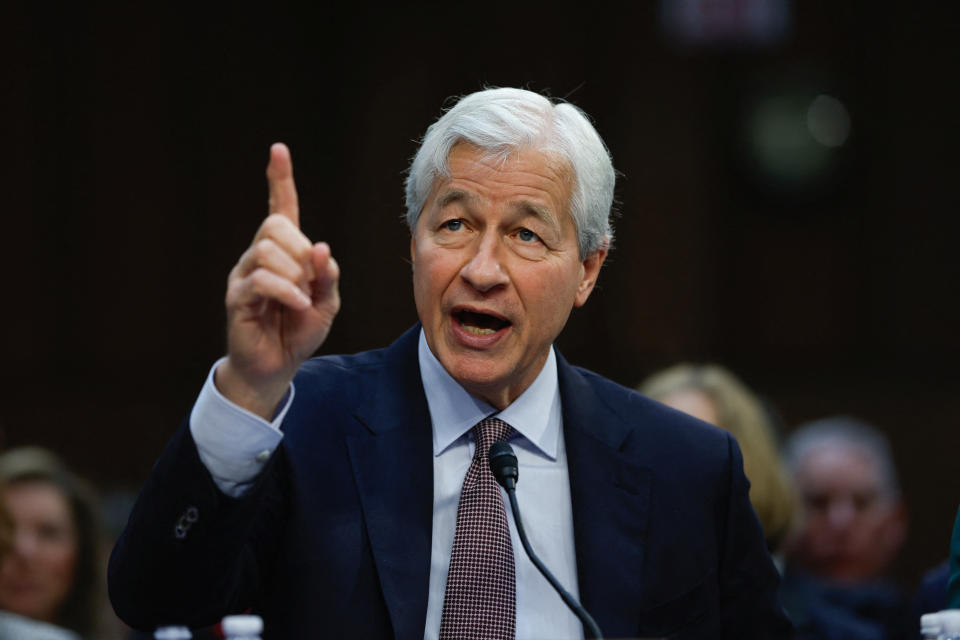 Jamie Dimon, CEO und Chairman von JPMorgan Chase, spricht während einer Anhörung des Ausschusses für Banken, Wohnungsbau und Stadtangelegenheiten des US-Senats zu Wall-Street-Firmen auf dem Capitol Hill in Washington, USA, am 6. Dezember 2023. REUTERS/Evelyn Hochstein