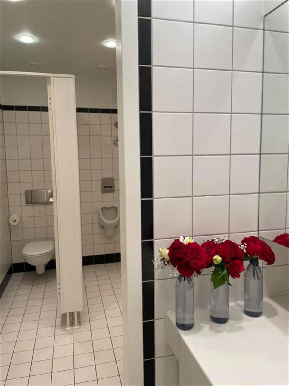駐德代表謝志偉今日（15）刊出3張，將朱學恒所贈花環上的紅玫瑰，拆開插在玻璃瓶、置於廁所中的照片。（圖／取自謝志偉臉書）
