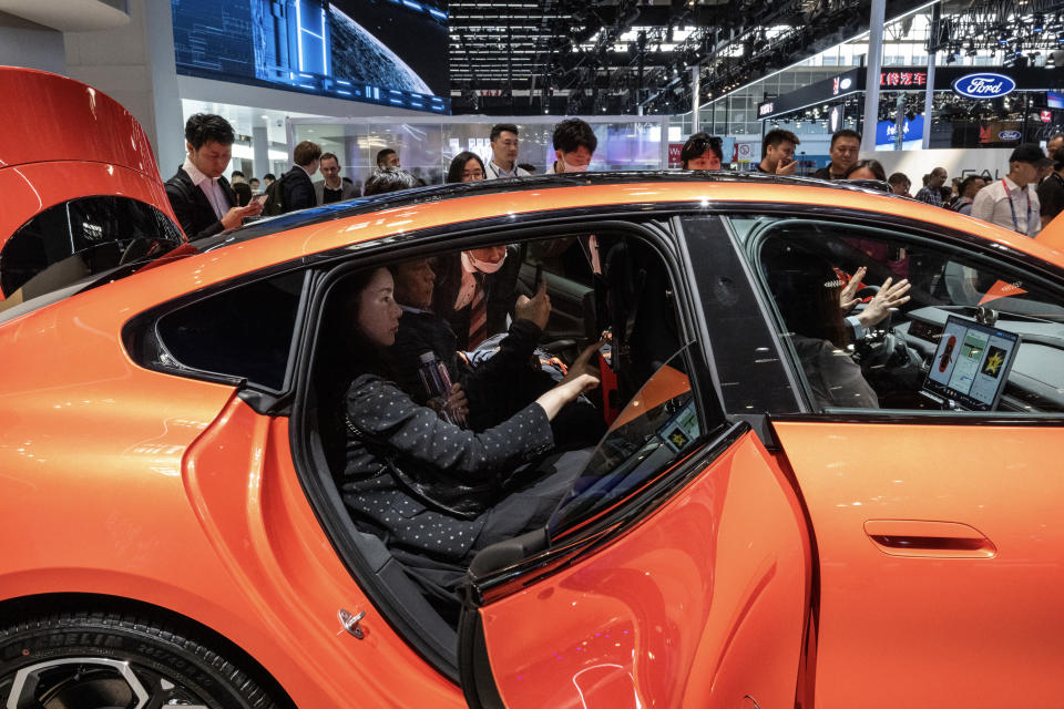 El primer auto de la automotriz china Xiaomi, el SU7, en la inauguración del salón del automóvil de Pekín, el 25 de abril de 2024. (Gilles Sabrié/The New York Times)