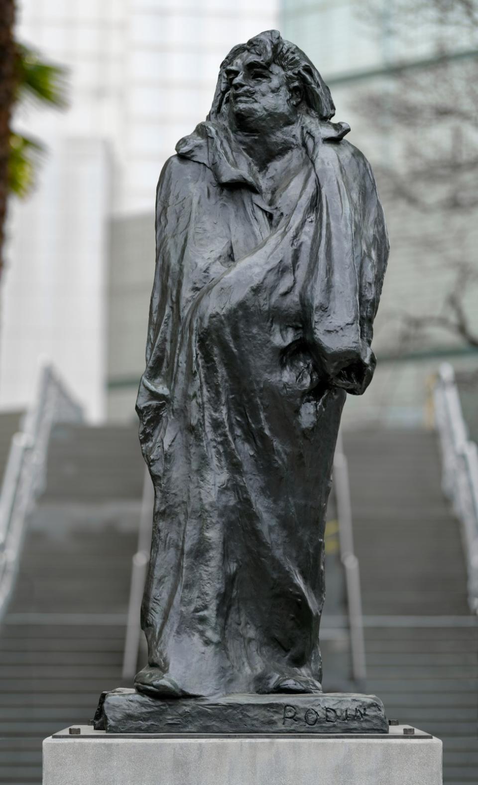 奧古斯丁．羅丹（Auguste Rodin, 1840–1917），〈巴爾札克紀念像〉(Monument to Honore de Balzac)，原型塑於1897年，本作翻鑄於1967年，青銅，297 x 120 x 120 cm，Los Angeles County Museum of Art,  gift of the B. Gerald Cantor Art Foundation, photo  Museum Associates/LACMA。〈巴爾札克紀念像〉為奠定羅丹學術地位的重要作品。富邦提供