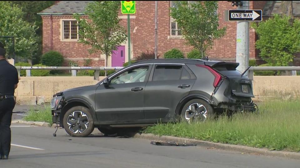 <div>Murder suspect crashes at James Couzens and Outer Drive in Detroit after police chase.</div>