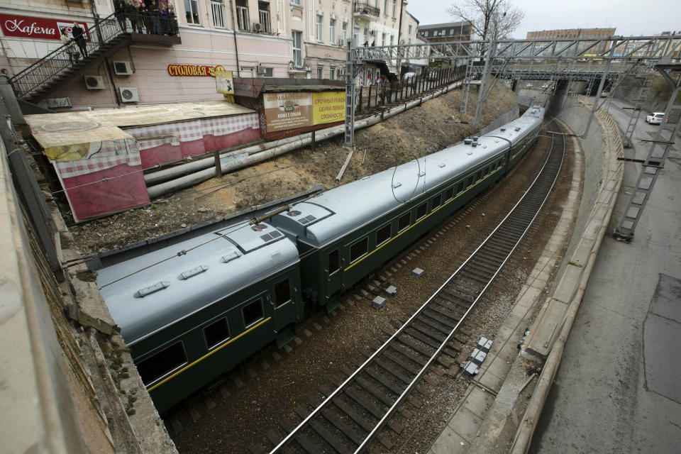 Imagen exterior del tren de Kim Jong Un a su paso por una ciudad de Rusia. (AP Photo/Alexander Khitrov)