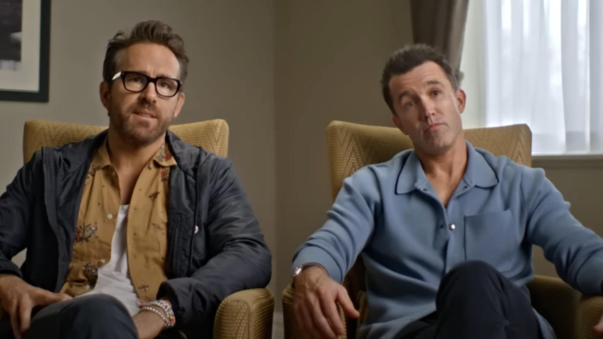  Ryan Reynolds and Rob McElhenney sitting in conversation in Welcome To Wrexham. 