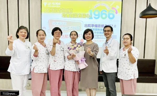 吳阿嬤的家屬劉女士（右三）感謝奇美醫院出院準備服務團隊，減輕家屬的壓力，也讓阿嬤恢復自信心。（記者蔡清欽攝）