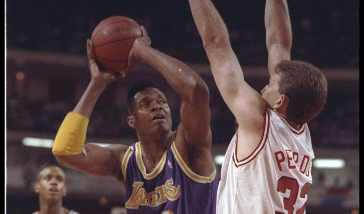 This Day in NBA History: Los Angeles Lakers retire Kareem Abdul-Jabbar's  jersey in 1990 & more