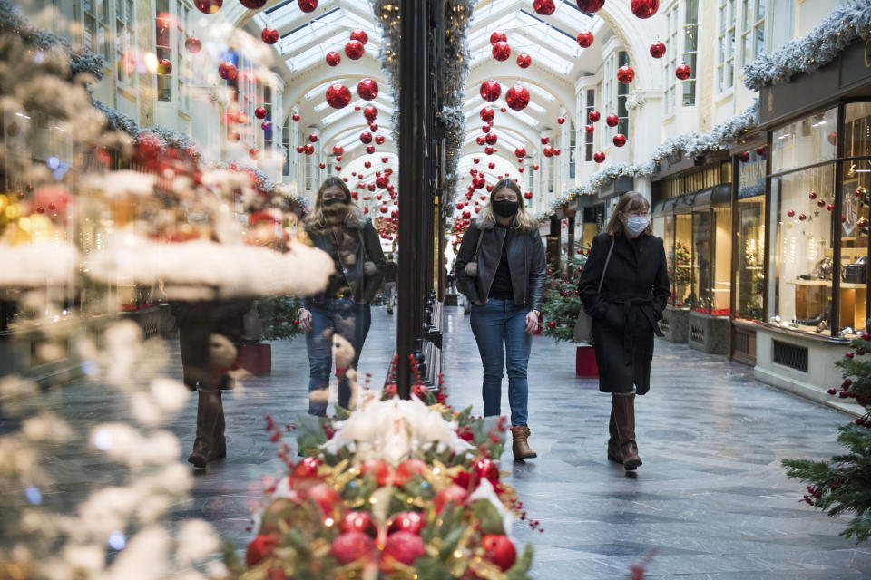 A coronavirus expert has called for the government to replace a family Christmas this year with a bank holiday in 2021. (PA)