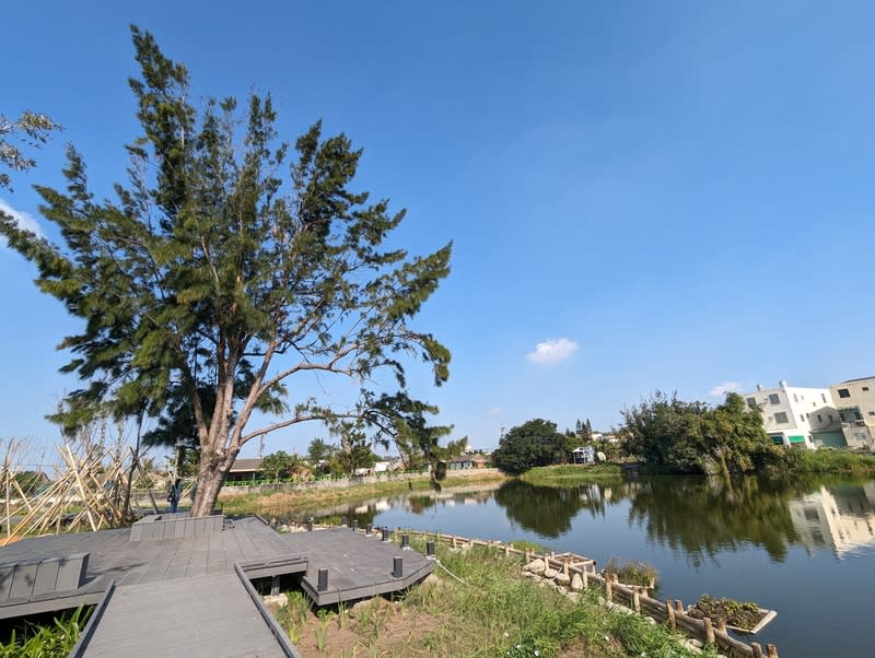 雲林梧北鐵花窗爆紅 再規劃環境教育 雲林縣口湖鄉梧北社區打造13面有故事的鐵花窗爆紅 後，還利用社區活動中心後方空地打造親水步道、生 態池與食農教育場域等設施，希望留住遊客。 中央社記者蘇木春攝 113年4月20日 