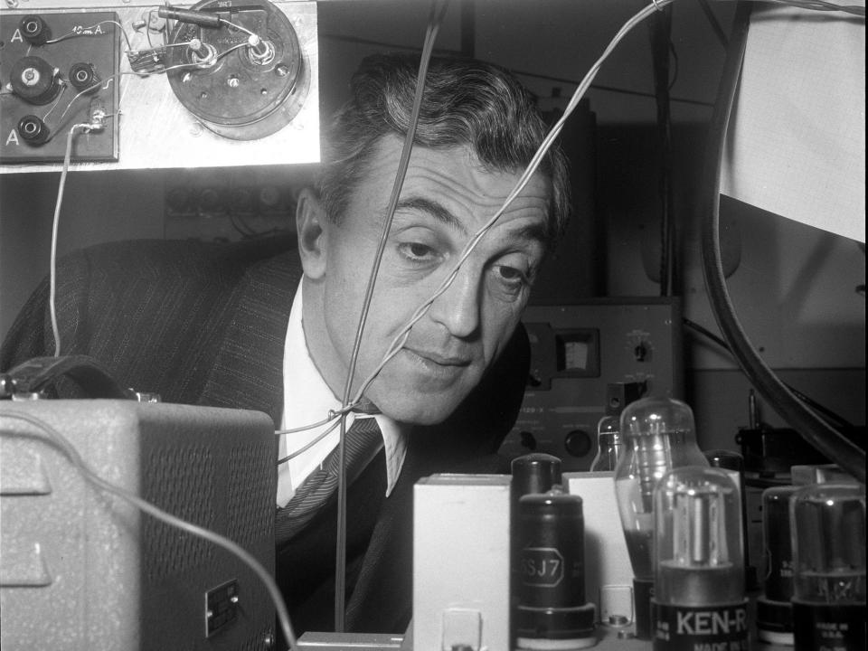 Nobel Prize winner Felix Bloch looks at laboratory equipment in 1952.