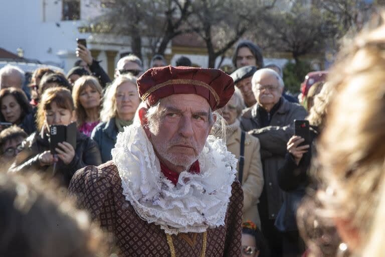 Pablo Alarcón durante una de sus presentaciones a la gorra en Plaza Francia