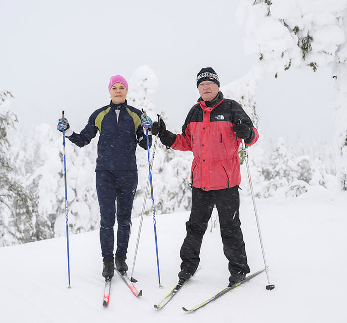 Carlos Gustavo de Suecia y su hija Victoria esquiando 