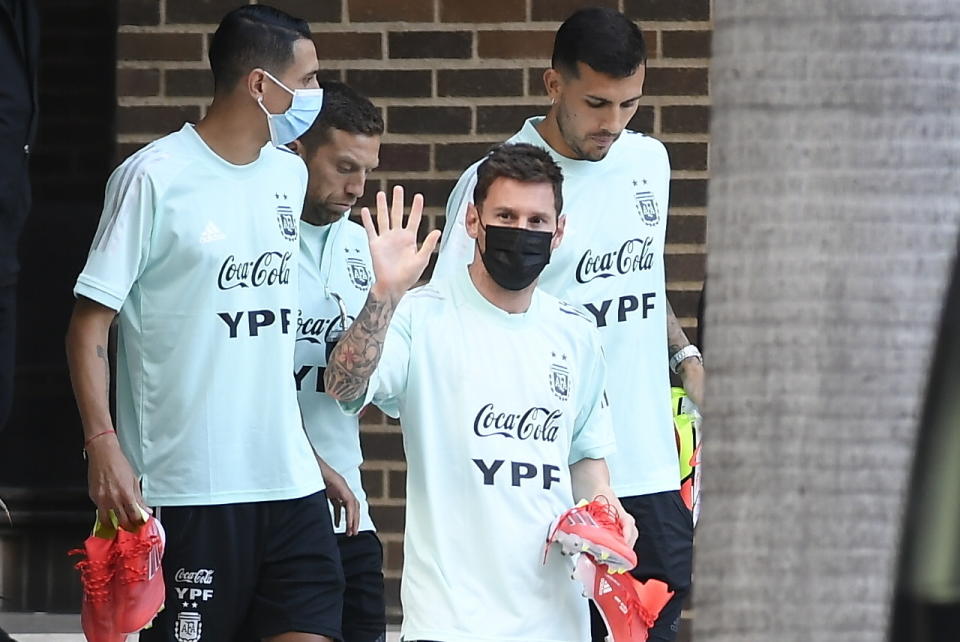 El delantero Lionel Messi argentino saluda tras salir del hotel donde su selección se hospeda para acudir a un entrenamiento previo al partido contra Venezuela por las eliminatorias del Mundial, el martes 31 de agosto de 2021, en Caracas. (AP Foto/Matias Delacroix)