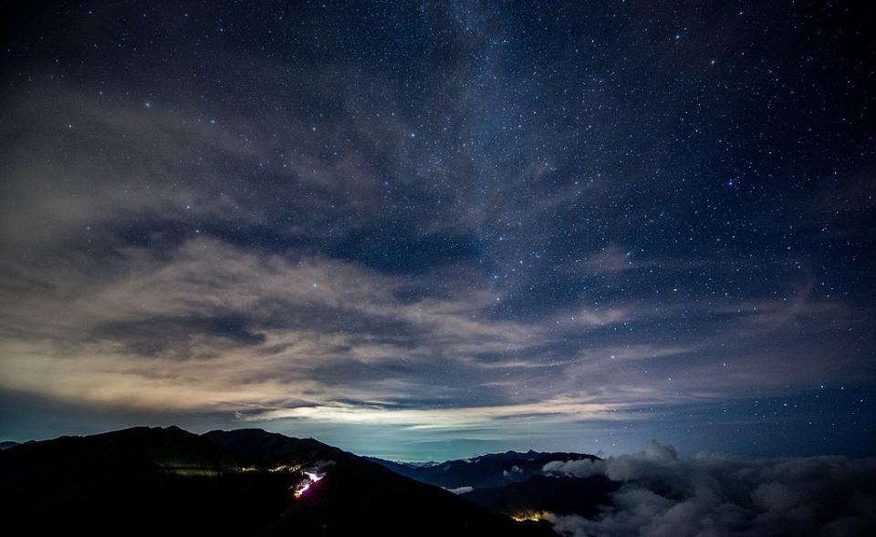 合歡山星空 (Photo by Han-Hsing, License: CC0, 圖片來源unsplash.com/photos/aIiEOoEA5ps)