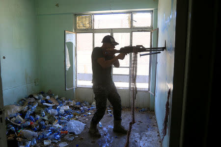 A member of Iraqi federal police takes his position at Bab al Jadid district in the old city of Mosul, Iraq, June 1, 2017. REUTERS/Alaa Al-Marjani