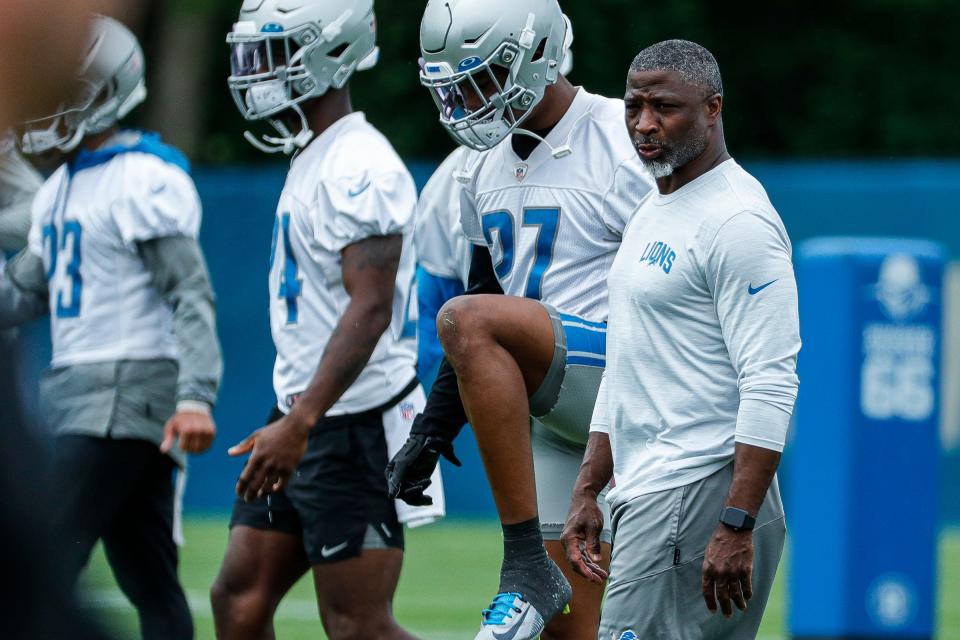 Lions defensive coordinator Aaron Glenn watches warm up during minicamp in Allen Park on Wednesday, June 8, 2022.