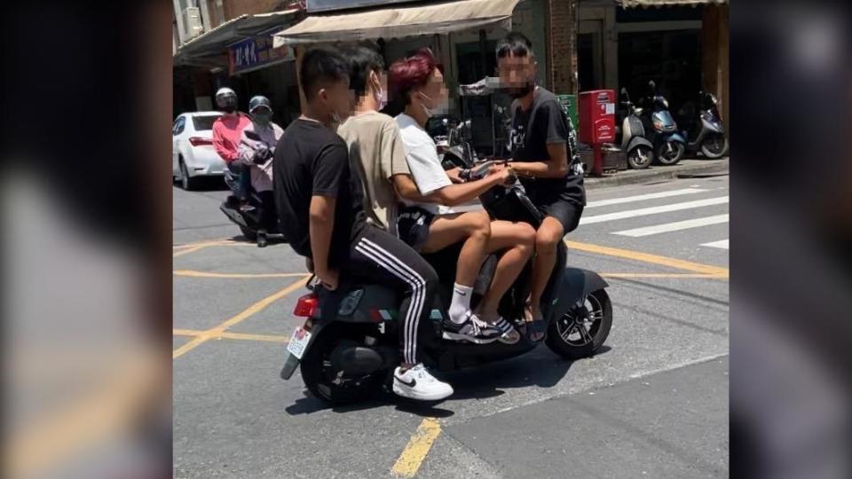 4人共騎一台電動機車，其中1人甚至掛在車頭前。（圖／翻攝自路上觀察學院臉書）