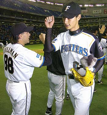 Yu Darvish's son, Shoei Darvish, is getting some work in in front