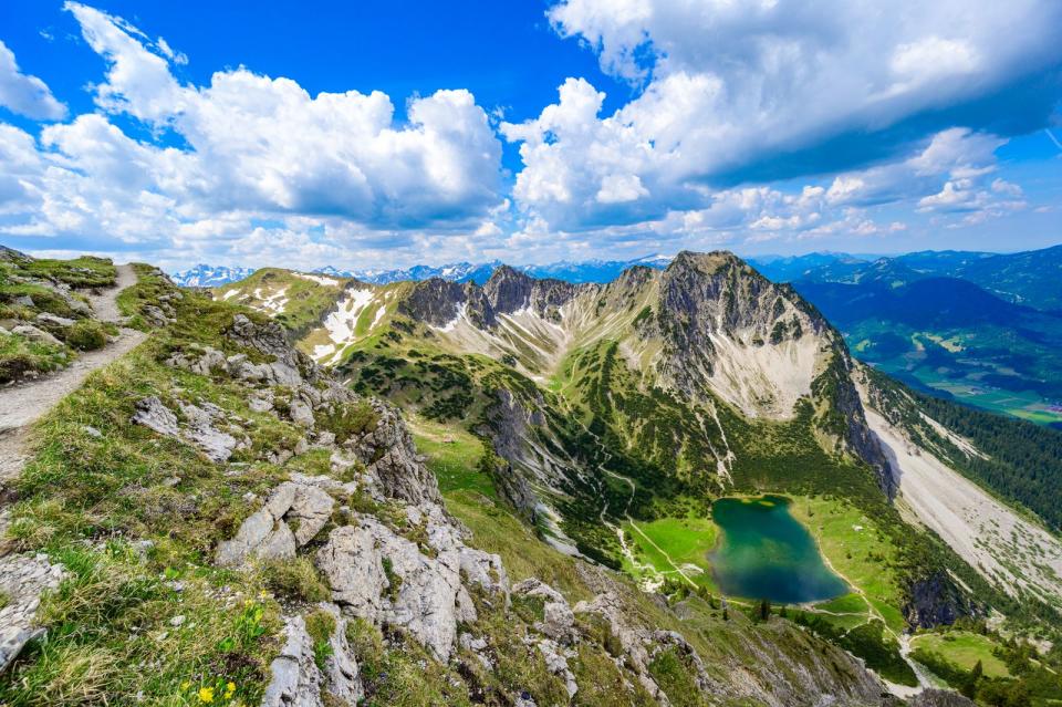 <p>Die beliebte Wanderregion im Allgäu hat noch mehr zu bieten: das Bergmassiv Rubihorn, das zusammen mit dem Nebelhorn zur sogenannten Daumengruppe zählt. Touren auf das 1.957 Meter hohe Rubihorn führen über den wunderschönen Gaisalpsee (Bild). Neben der atemberaubenden Aussicht gibt es auf den Touren zahlreiche Einkehrmöglichkeiten sowie Badegelegenheiten. (Bild: iStock / Simon Dannhauer)</p> 