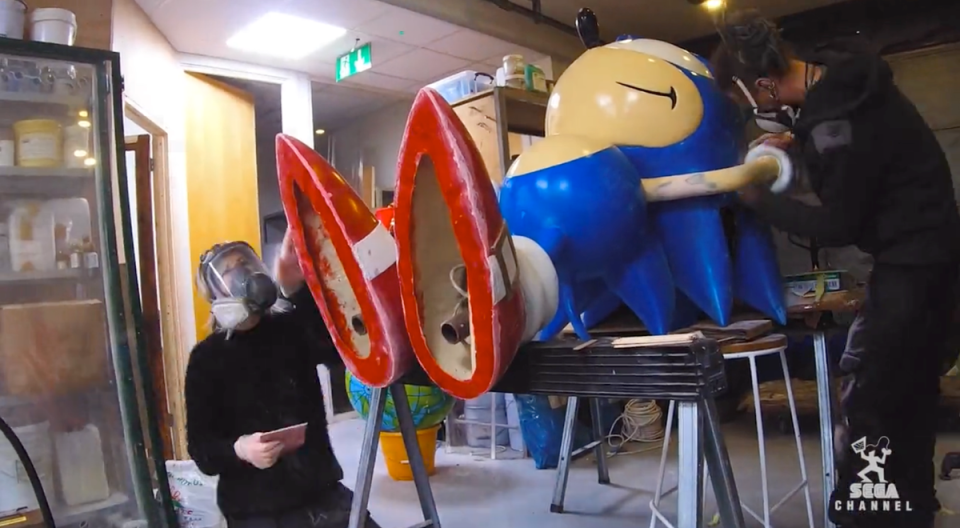 The team get to work rescuing the Sonic statue (Sega)