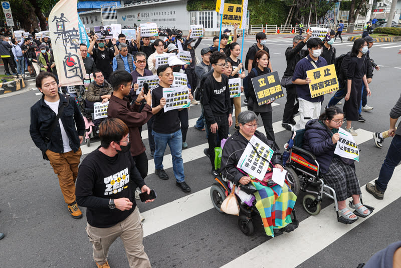 行人零死亡推動聯盟繼17日發起7縣市串聯快閃抗議活動（圖），23日下午將上街遊行，要求政府正視台灣交通暴力。（ 中央社資料照）