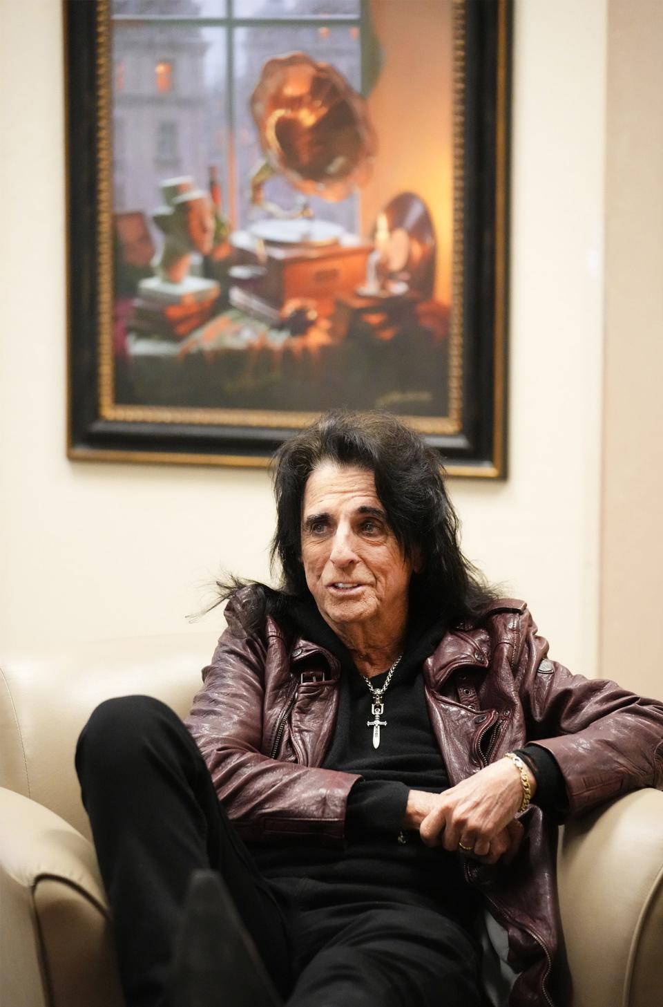 Alice Cooper discusses the "Solid Rock Revival", a full-length studio album featuring performances and song remakes by Alice Cooper, Rob Halford of Judas Priest, Run-DMC's Darryl "DMC" McDaniels and more. The Norelli Foundation has partnered with Alice Cooper's Solid Rock Foundation on the album.