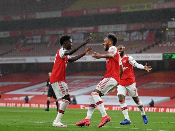 Aubameyang celebrates with Saka (Getty)