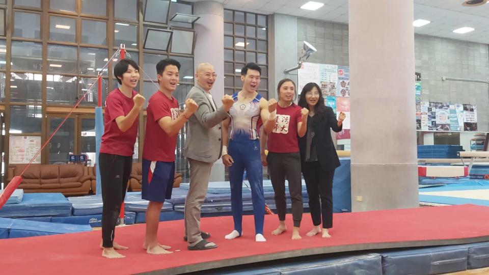 體操國手唐嘉鴻與他的團隊。